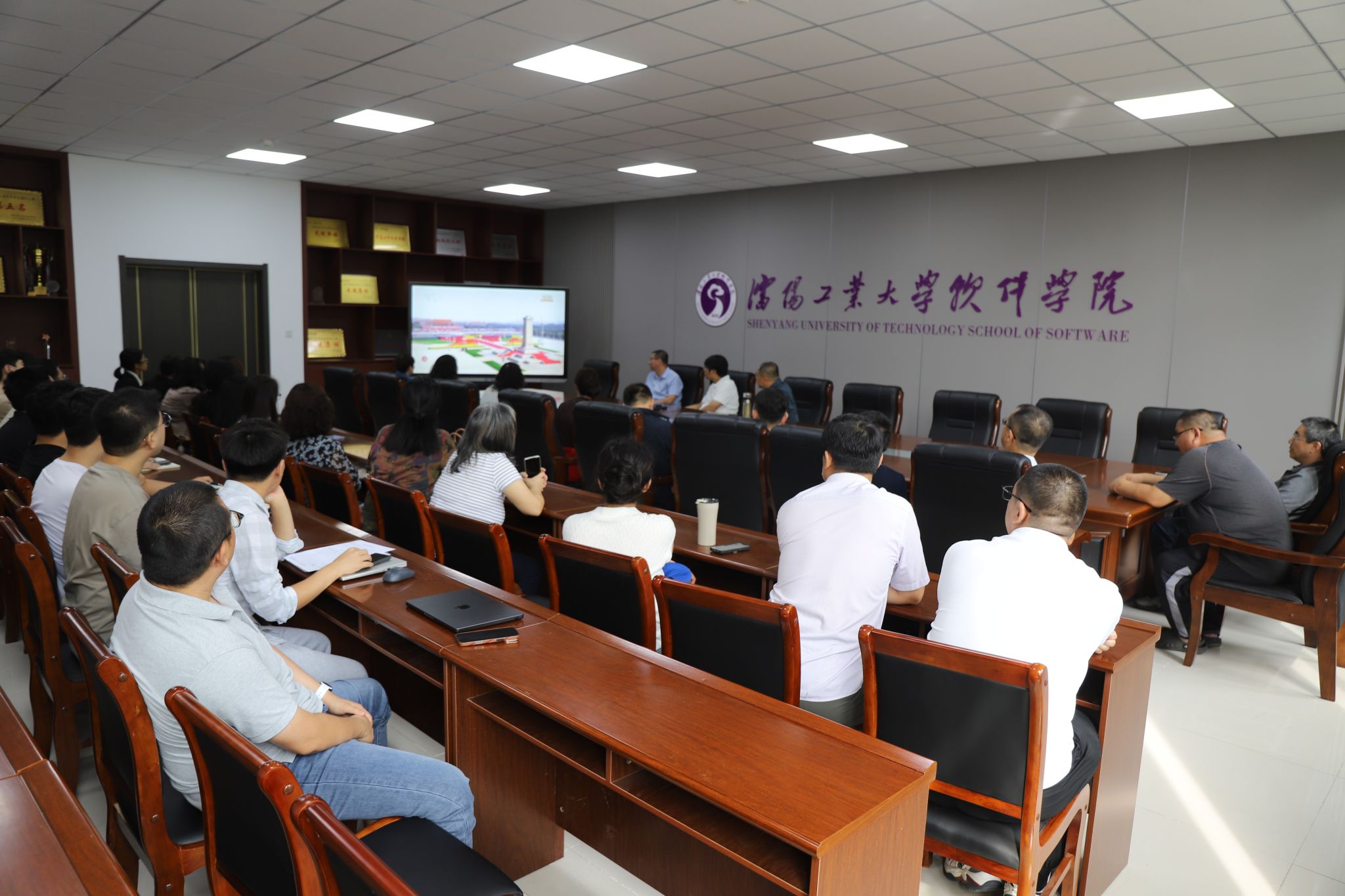 英国威廉公司师生集体收看并热议纪念中国人民抗日战争暨世界反法西斯战争胜利80周年大会盛况